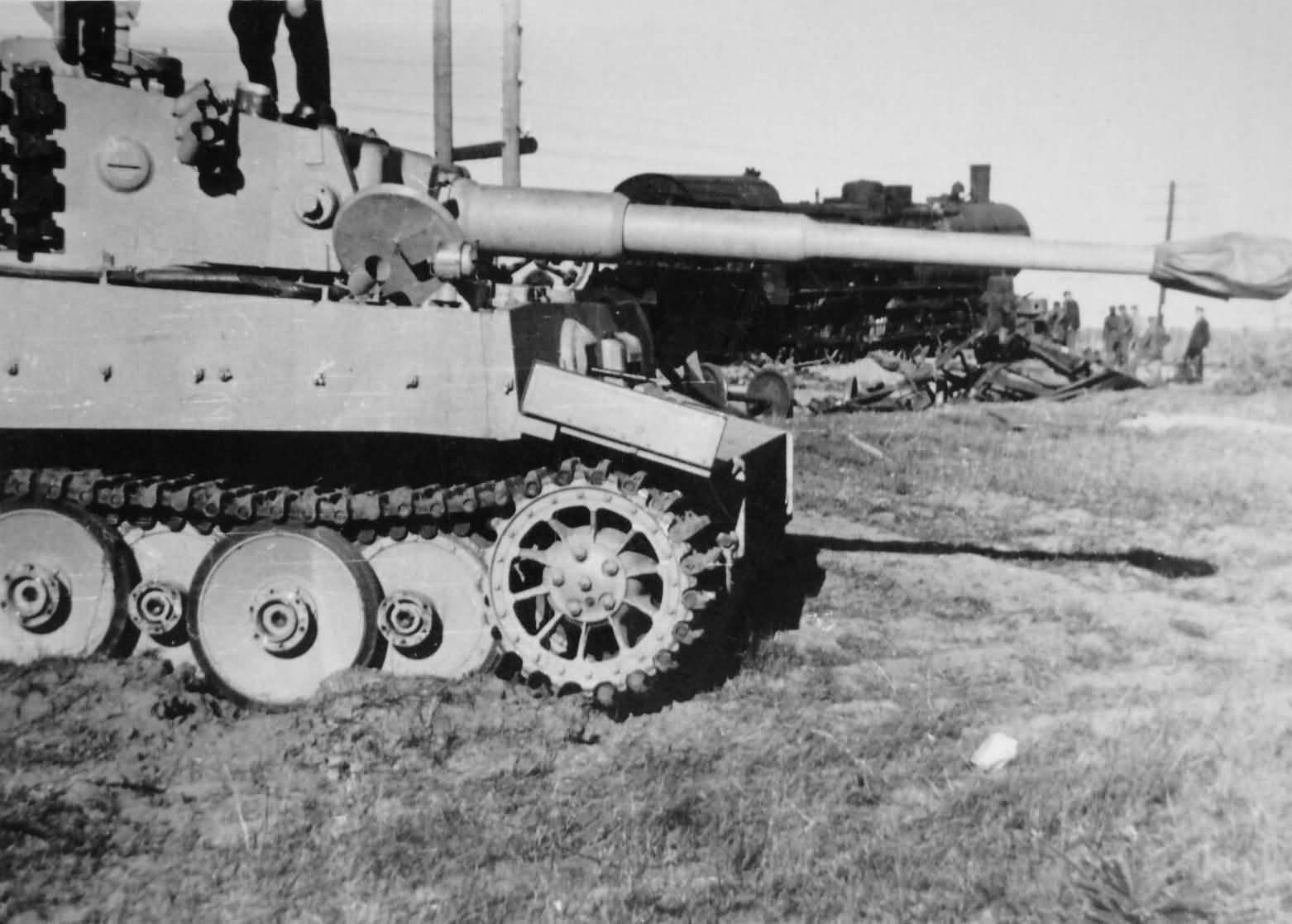Early_Tiger_with_transport_tracks_1943