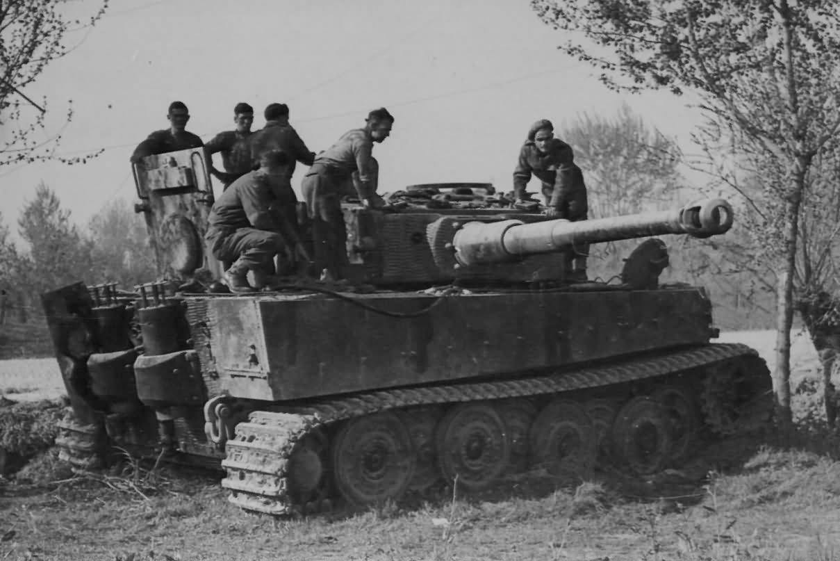 Panzer_VI_Tiger_504_332_Massa_Lombarda_1945