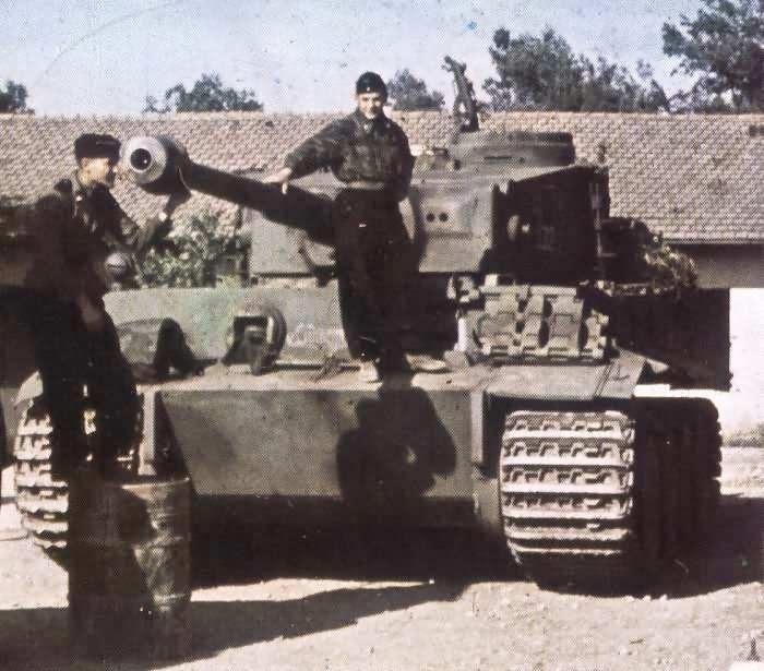 Panzer_VI_Tiger_with_its_crew_color_photo
