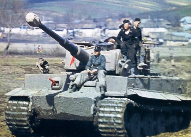 Panzer_VI_Tiger_with_its_crew_color_photo_2