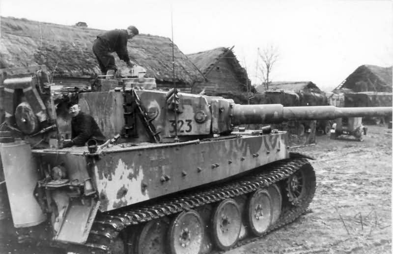 Russia-Mid_Panzer_VI_Tiger_I_in_Ortschaft_1